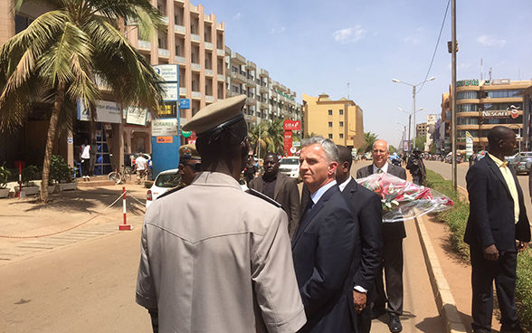 Il consigliere federale Didier Burkhalter nei luoghi dell’attentato di Ouagadougou, Burkina Faso.