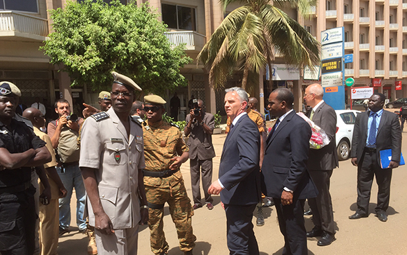 Bundesrat Didier Burkhalter besucht den Ort des Anschlags in Ouagadougou, Burkina Faso.