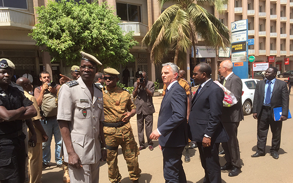 Le conseiller fédéral Didier Burkhalter sur les lieux de l’attentat de Ouagadougou, au Burkina Faso.