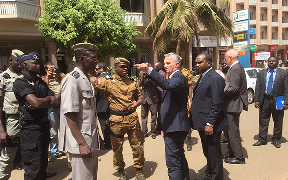 Le conseiller fédéral Didier Burkhalter sur les lieux de l’attentat de Ouagadougou, au Burkina Faso.