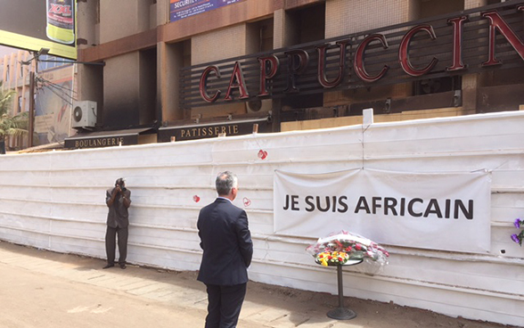 Bundesrat Didier Burkhalter besucht den Ort des Anschlags in Ouagadougou, Burkina Faso. 