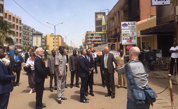 Il consigliere federale Didier Burkhalter nei luoghi dell’attentato di Ouagadougou, Burkina Faso. 