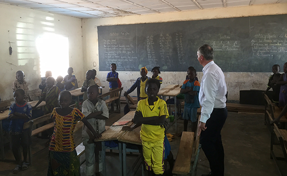 The head of the FDFA visits two Swiss-supported schools in the Ouagadougou region that provide basic education to Burkinabe children.