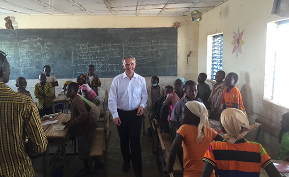 Il consigliere federale visita due scuole nella regione di Ouagadougou che garantiscono un’istruzione di base ai bambini burkinabé e beneficiano del sostegno della Svizzera.