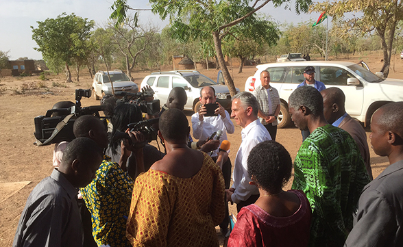 Le conseiller fédéral visite, dans la région de Ouagadougou, deux écoles assurant une formation de base aux enfants burkinabés et bénéficiant du soutien de la Suisse.