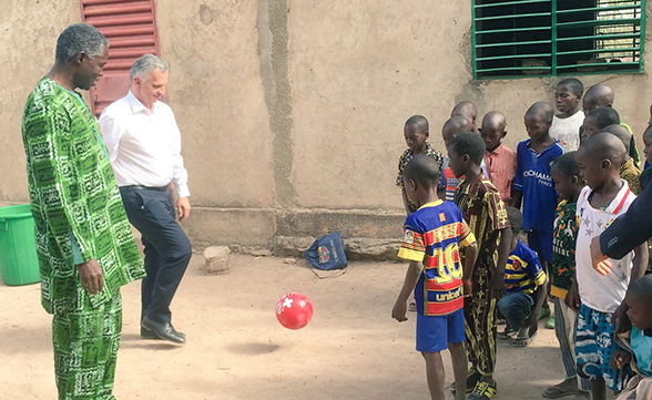 Il consigliere federale visita due scuole nella regione di Ouagadougou che garantiscono un’istruzione di base ai bambini burkinabé e beneficiano del sostegno della Svizzera.