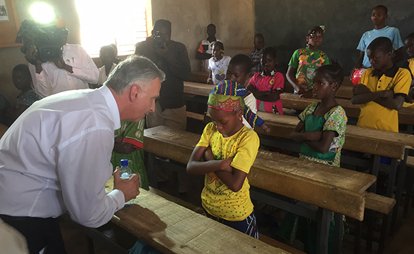 Le conseiller fédéral visite, dans la région de Ouagadougou, deux écoles assurant une formation de base aux enfants burkinabés et bénéficiant du soutien de la Suisse.