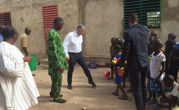 Le conseiller fédéral visite, dans la région de Ouagadougou, deux écoles assurant une formation de base aux enfants burkinabés et bénéficiant du soutien de la Suisse.