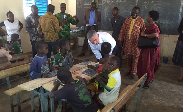 The head of the FDFA visits two Swiss-supported schools in the Ouagadougou region that provide basic education to Burkinabe children.