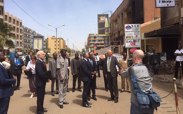 Le conseiller fédéral Didier Burkhalter sur les lieux de l’attentat de Ouagadougou, au Burkina Faso.