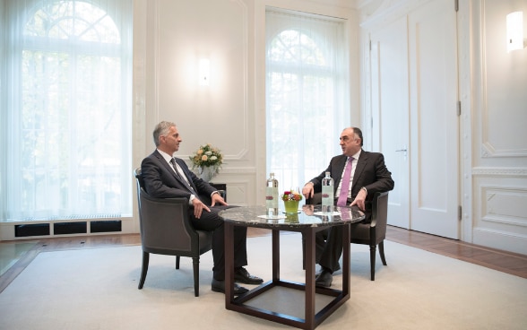 Didier Burkhalter mit Elmar Mammadyarov, dem aserbaidschanischen Aussenminister.