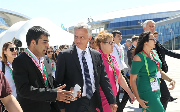 Bundesrat Didier Burkhalter im Gespräch mit jungen aus Zentralasien. 