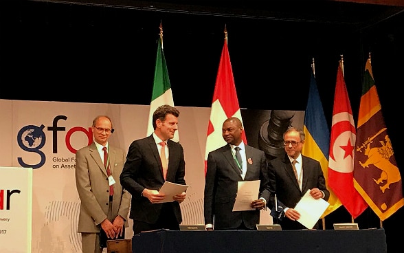 Der Schweizer Botschafter Roberto Balzaretti, der nigerianische Justizminister Abubakar Malami und der Leiter der Weltbankvertretung in Abuja, Rachid Benmessaoud, nach dem Unterzeichnen des Abkommens.