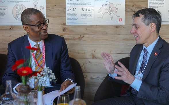 Il consigliere federale Ignazio Cassis e il ministro dell'industria nigeriano Okechukwu Enelamah posano per una foto al WEF di Davos.