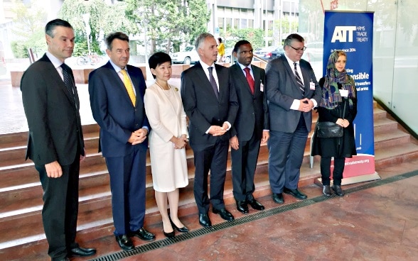 Didier Burkhalter in compagnia di sei persone posa per una foto di gruppo all'occasione dell apertura della terza conferenza degli Stati parte del trattato sul commercio delle armi a Ginevra.  