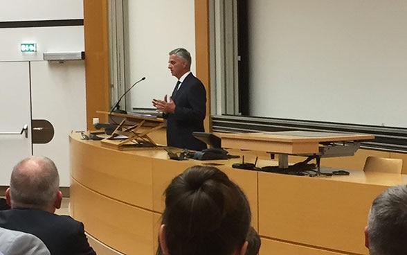 Bundesrat Didier Burkhalter spricht an der ETH Zürich vor Studentinnen und Studenten. 