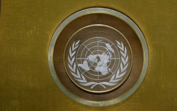 Logo dell'ONU presso la sede di New York.