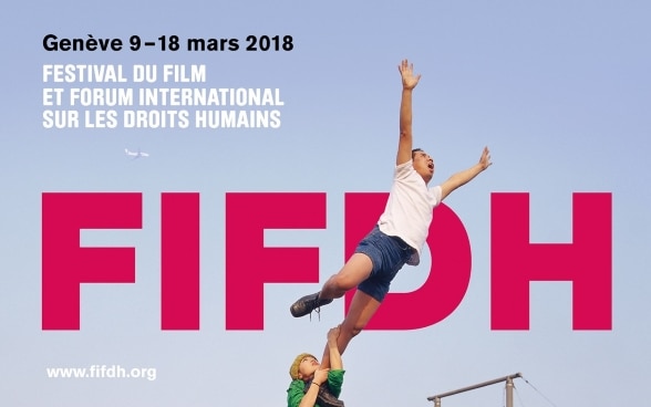 Una donna tiene un uomo per una gamba per impedirgli di volare via. Sullo sfondo il logo del FIFDH.