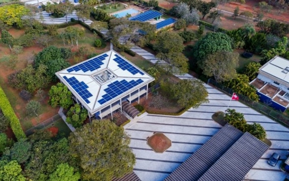 Luftaufnahme des Botschaftsgeländes in Brasília. Das Foto zeigt die einzelnen Gebäude mit den Solaranalgen und den grossen Garten der Botschaft.