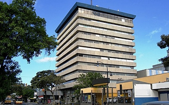 Aussenansicht des Botschaftsgebäudes in San José. Die Schweizer Vertretung belegt ein Stockwerk des Gebäudes.