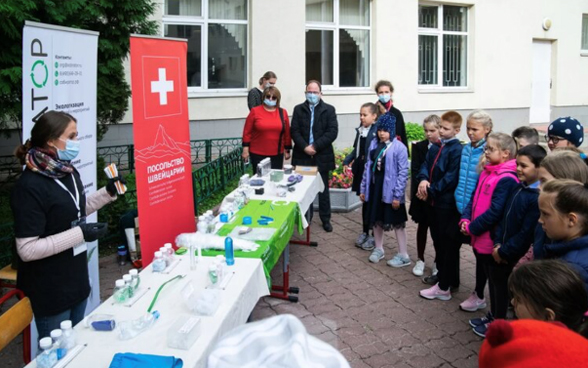 Sensibilisierungsevent der Schweizer Botschaft mit Schulkindern.
