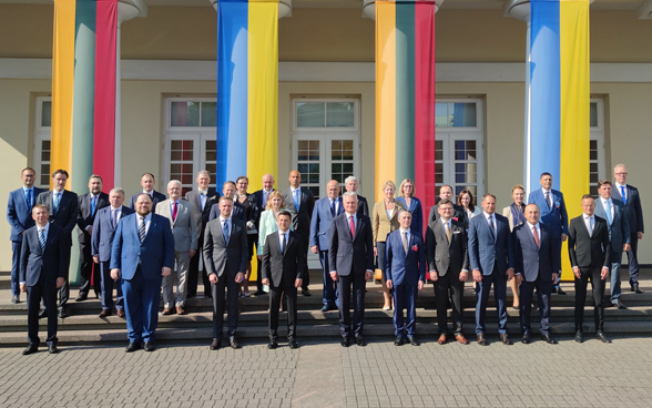 Ein Gruppenfoto mit allen an der Konferenz beteiligten Ministern.