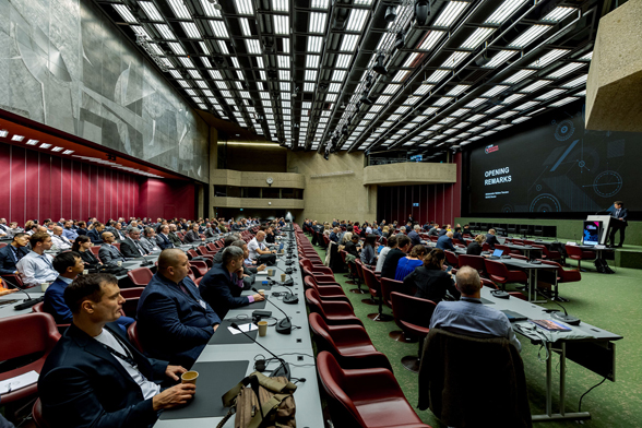 Alle Konferenzteilnehmer sind während der Rede von Stefano Toscano in einem Auditorium versammelt.