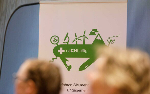 Le couteau de poche vert accompagne les activités déployées en matière de développement durable par la représentation suisse en Autriche.