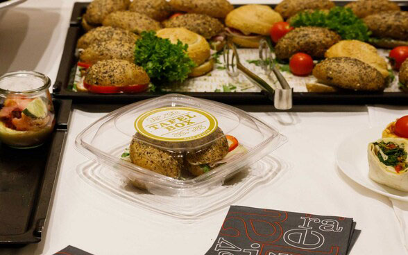Un sandwich du buffet est proposé dans une TafelBox, un récipient en plastique biodégradable, afin de pouvoir être emporté avec soi. 