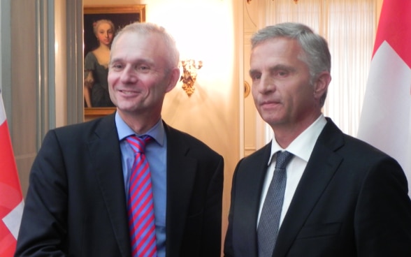 Le ministre britannique des affaires européennes David Lidington et le président de la Confédération Didier Burkhalter échangent une poignée de main à la Maison de Wattewille à Berne. © DFAE