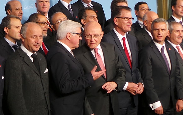 Le ministre allemand des affaires étrangères Frank-Walter Steinmeier, hôte de la Conférence sur la situation des réfugiés syriens à Berlin, pose avec le président de la Confédération Didier Burkhalter et d’autres ministres pour une photo de groupe. © DFAE