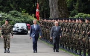 Didier Burkhalter e Tony TAN Keng Yam passano in rassegna la guardia d’onore.