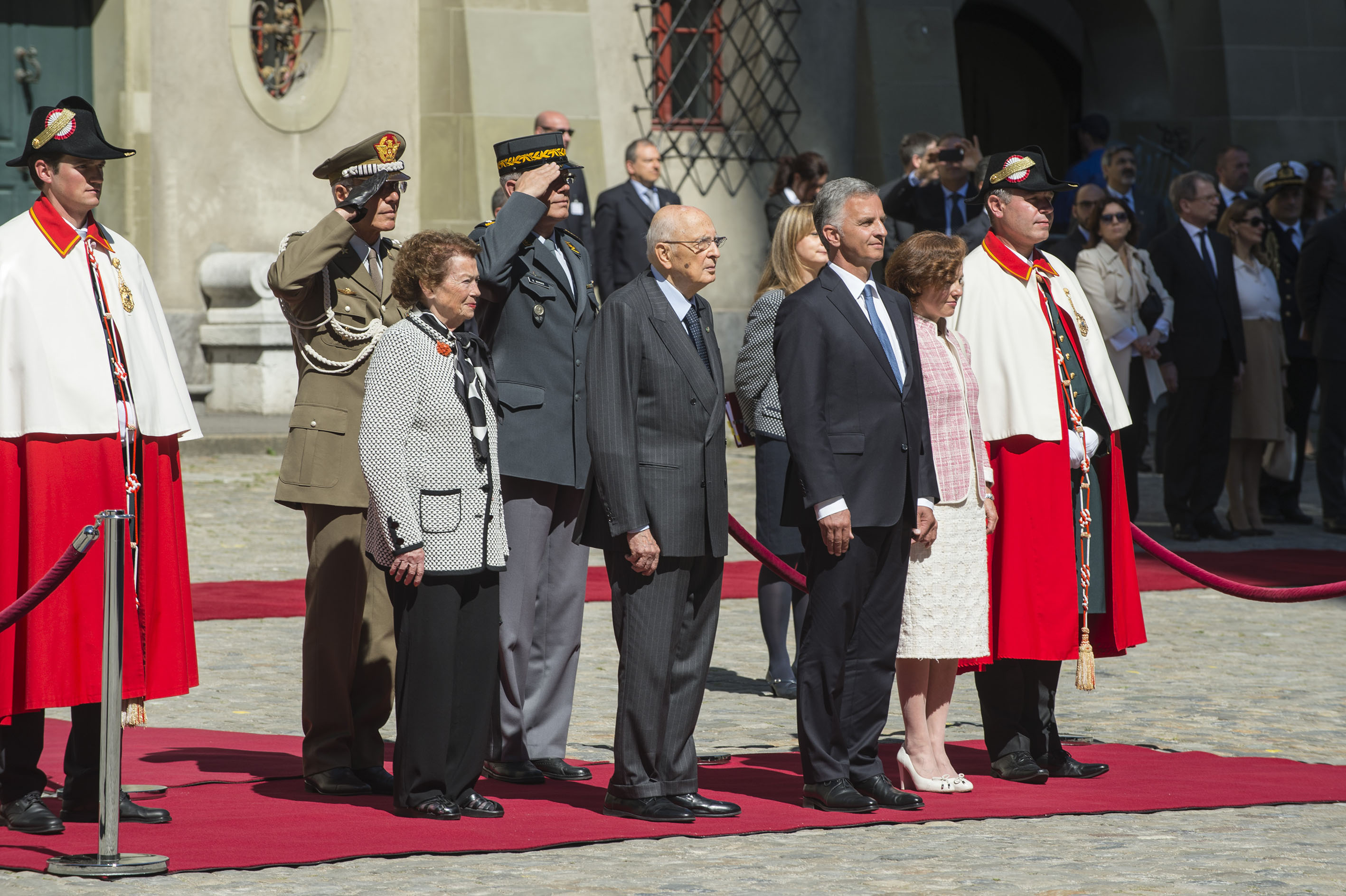 Le président de la République italienne est reçu avec les honneurs militaires.