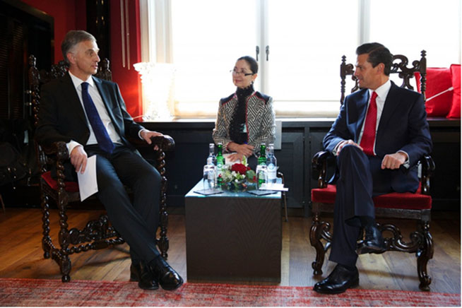 Il presidente della Confederazione Didier Burkhalter discute con il presidente messicano Peña Nieto nel quadro del Forum Economico Mondiale 2014.