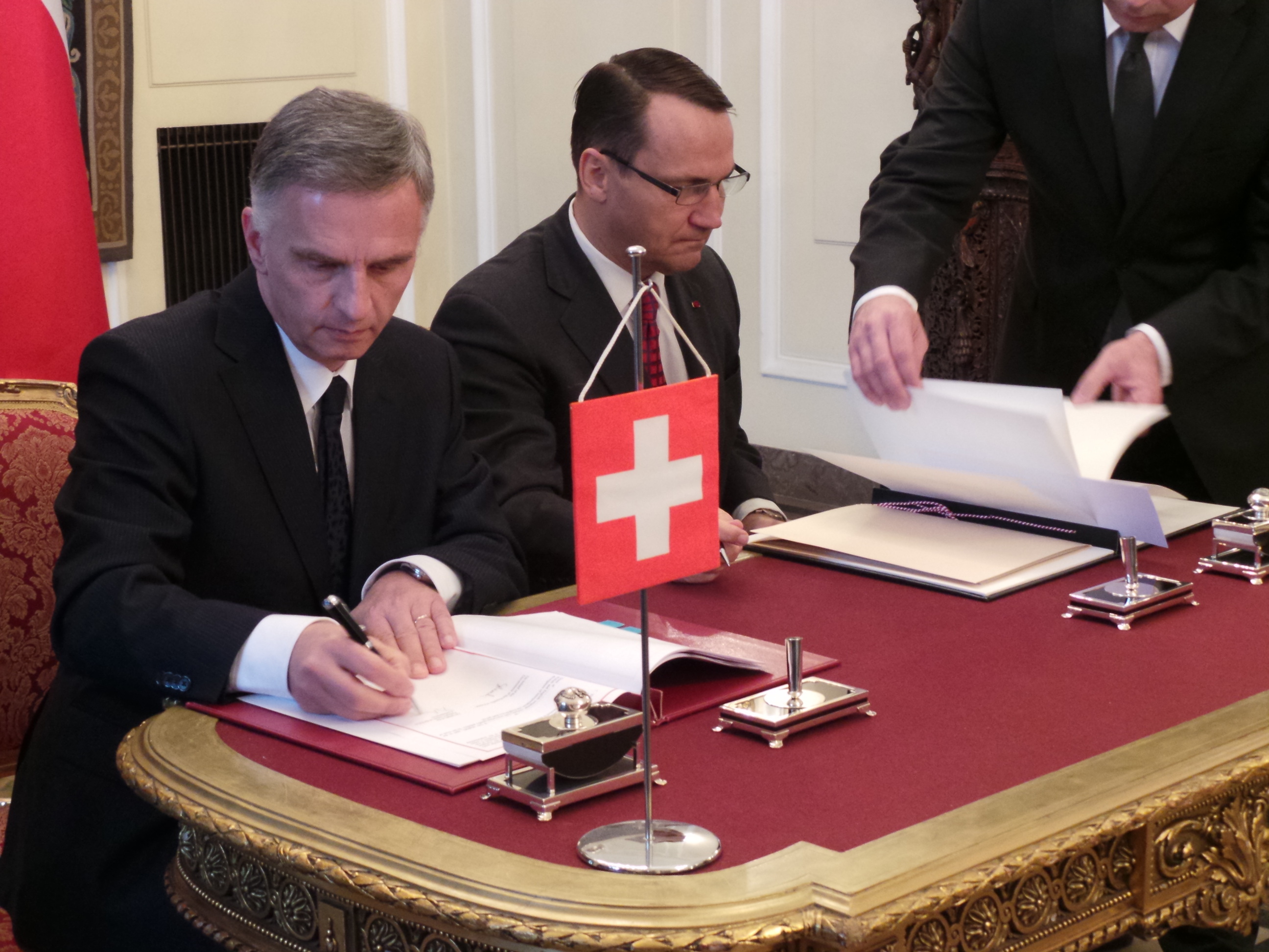 Il presidente della Confederazione Didier Burkhalter e il ministro degli affari esteri polacco Radosław Sikorski.
