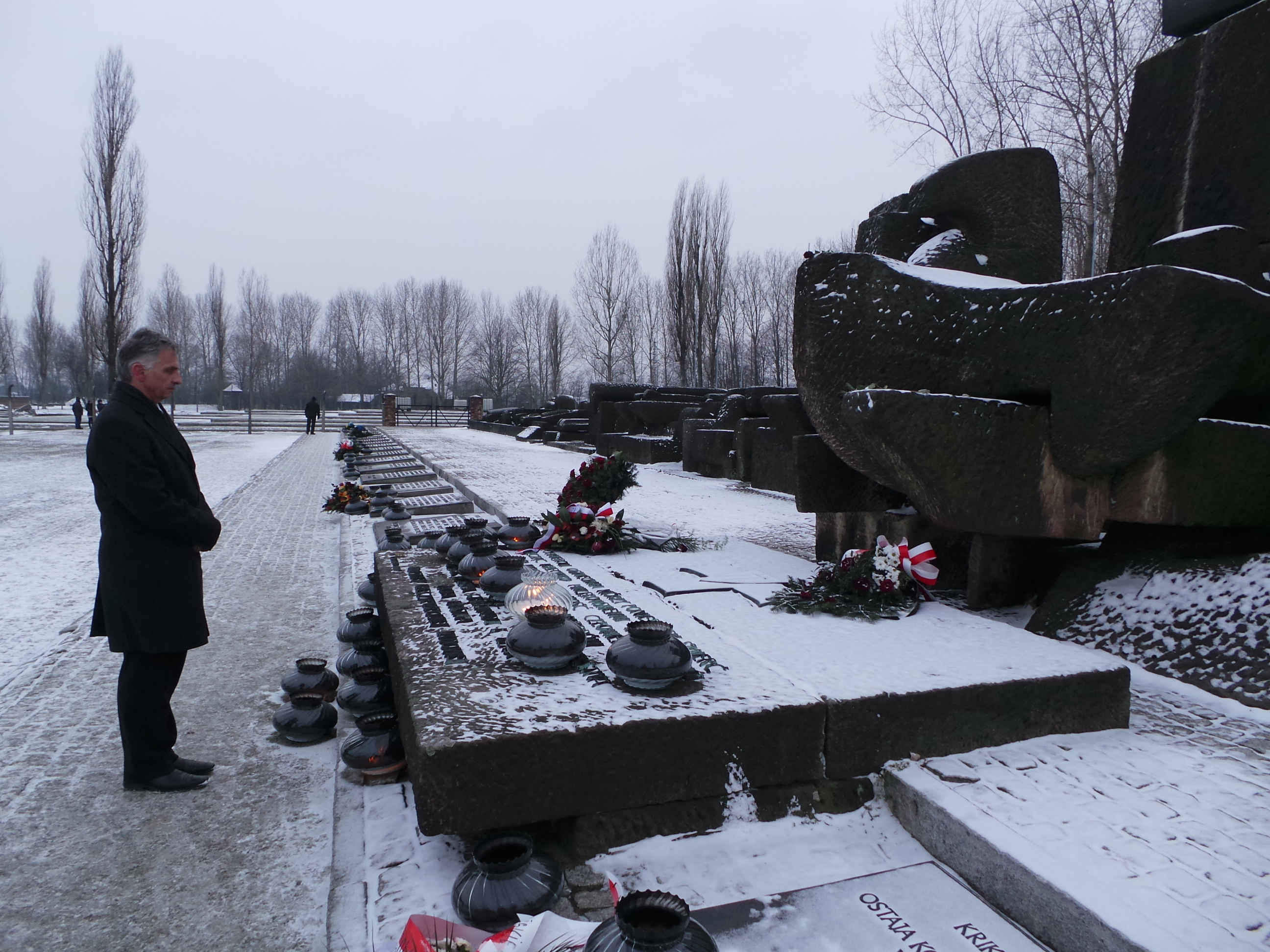 Il presidente della Confederazione Didier Burkhalter nel museo di Auschwitz-Birkenau.