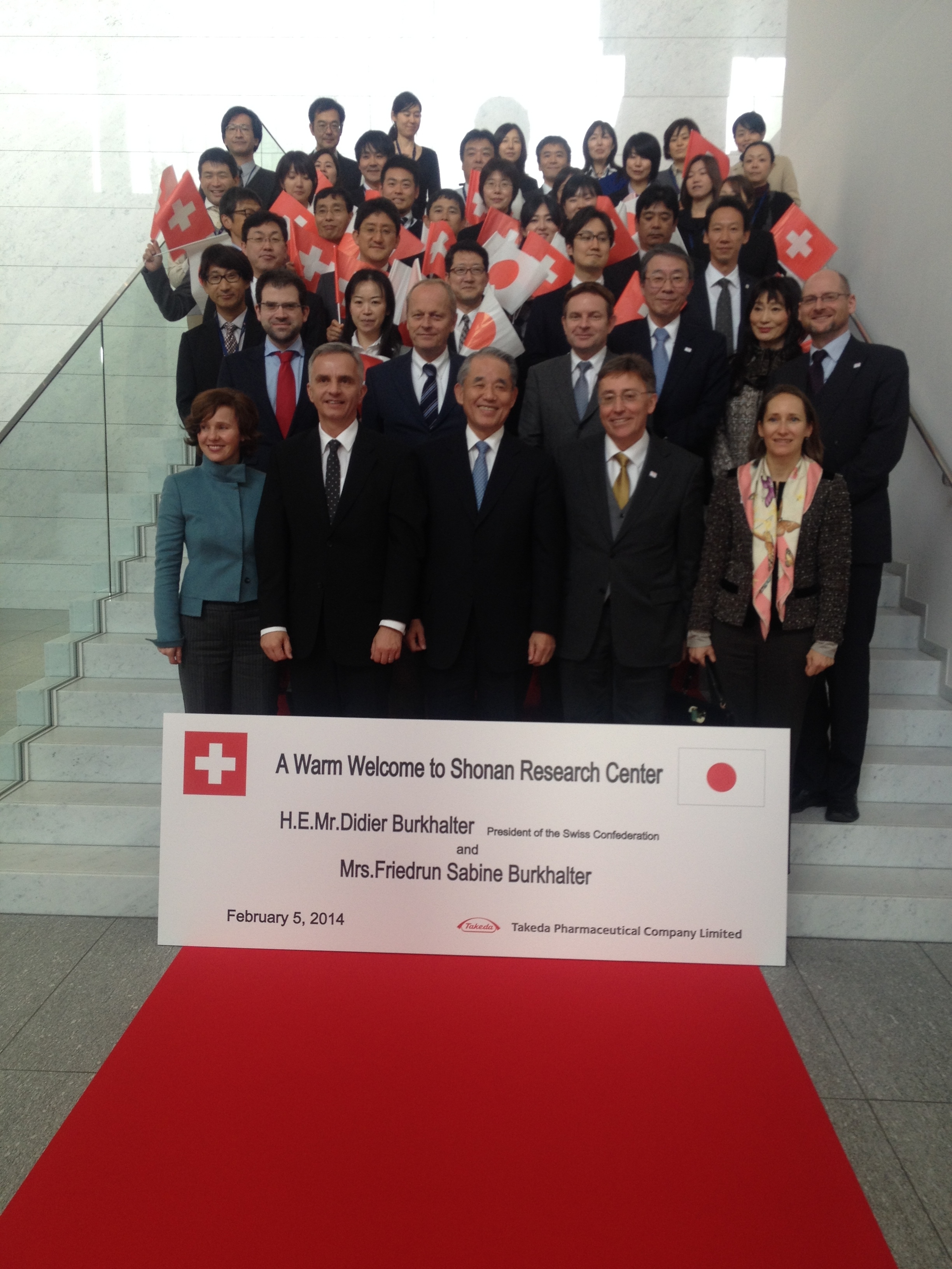 Il presidente della Confederazione Didier Burkhalter e sua moglie Friedrun Sabine Burkhalter nel centro di ricerca della società Takeda a Kamakura (Giappone) in compagnia degli impiegati del centro.