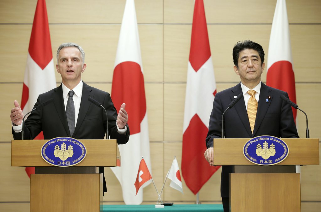 Il presidente della Confederazione Didier Burkhalter e il primo ministro giapponese Shinzo Abe in una conferenza stampa congiunta a Tokio.
