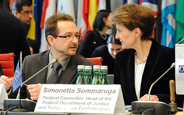 Pas à vendre ! La Conseillère fédérale Sommaruga et le Président du Conseil permanent de l’OSCE, l’Ambassadeur Greminger, à l’ouverture de la conférence conjointement organisée par le Conseil de l’Europe et l’OSCE sur la lutte contre la traite des êtres humains, Vienne Hofburg.