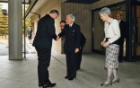 Bundespräsident Dider Burkhalter wird vom japanischen Kaiserpaar Akihito und Michiko vor dem kaiserlichen Palast in Tokio begrüsst.