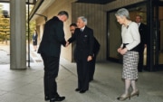 Bundespräsident Dider Burkhalter wird vom japanischen Kaiserpaar Akihito und Michiko vor dem kaiserlichen Palast in Tokio begrüsst. 