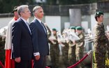 President Didier Burkhalter received German President Joachim Gauck with military honours at Lohn Manor near Kehrsatz.