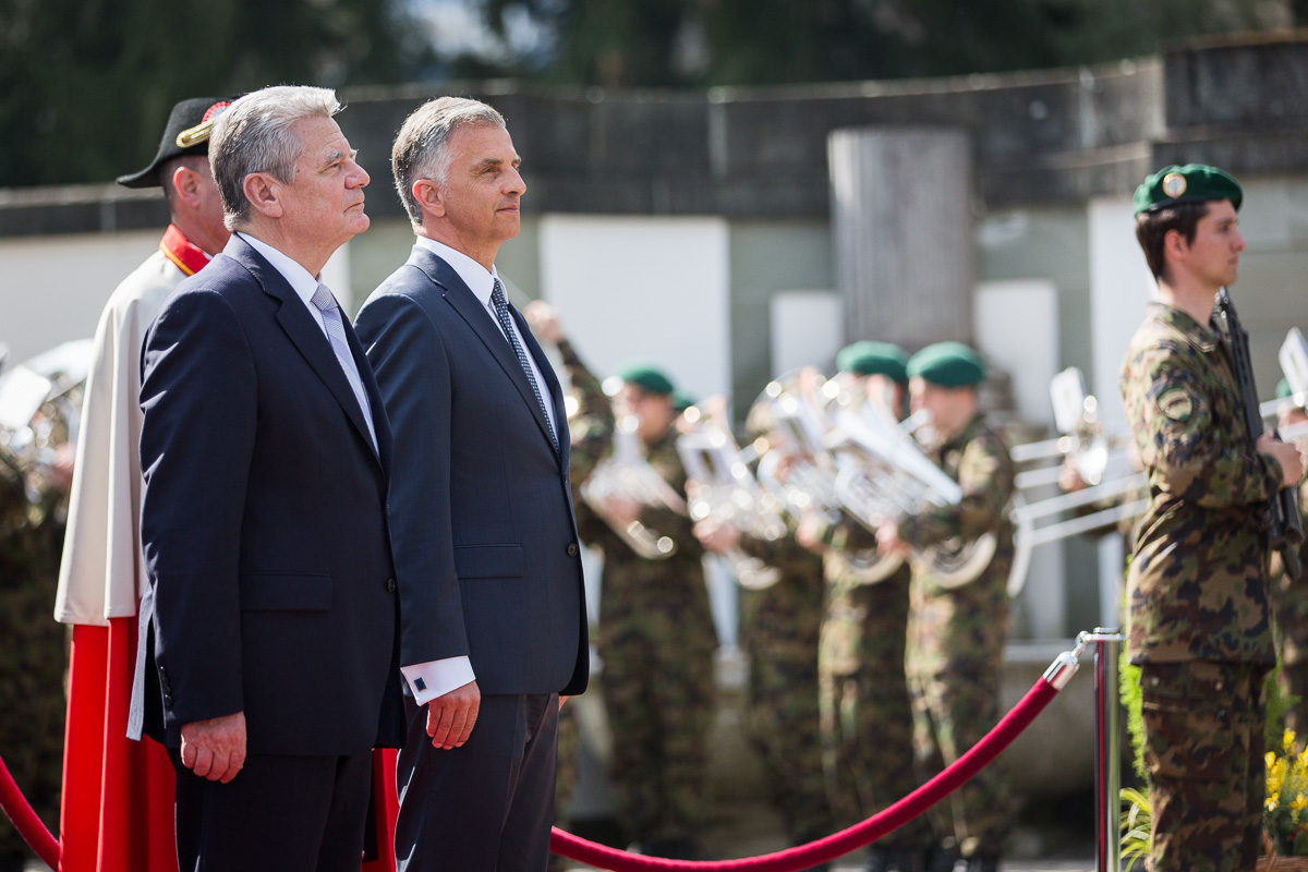 Bundespräsident Didier Burkhalter empfängt den deutschen Bundespräsidenten Joachim Gauck mit militärischen Ehren.