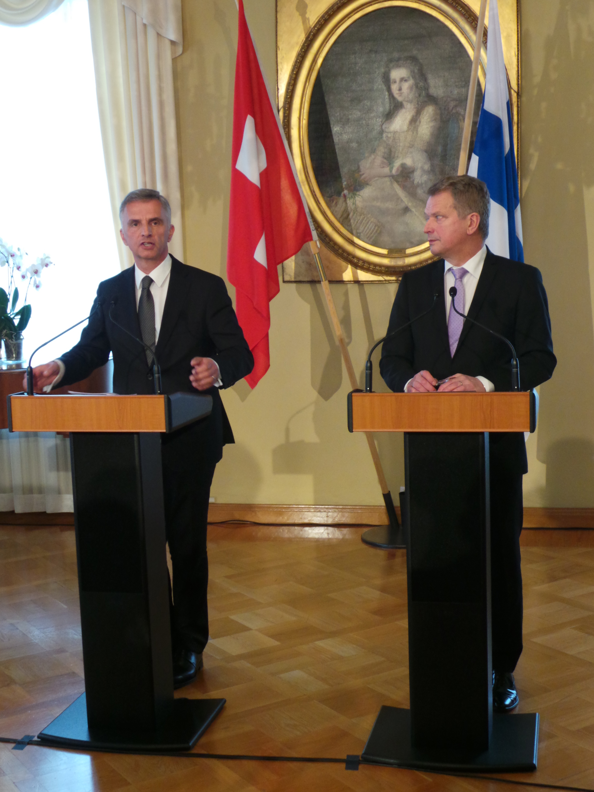 Didier Burkhalter mit dem finnischen Staatspräsidenten Sauli Niinistö während einer Pressekonferenz.