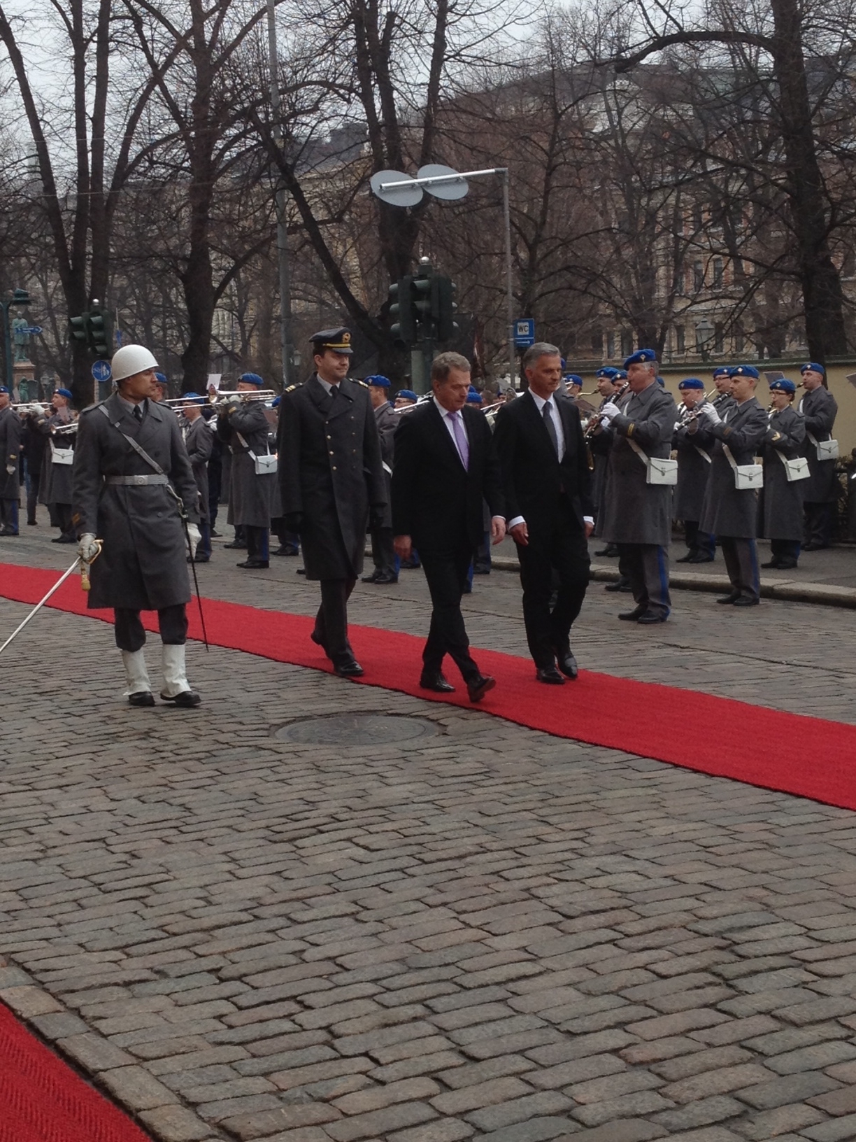 Didier Burkhalter e Sauli Niinistö sul tappeto rosso durante gli onori militari.