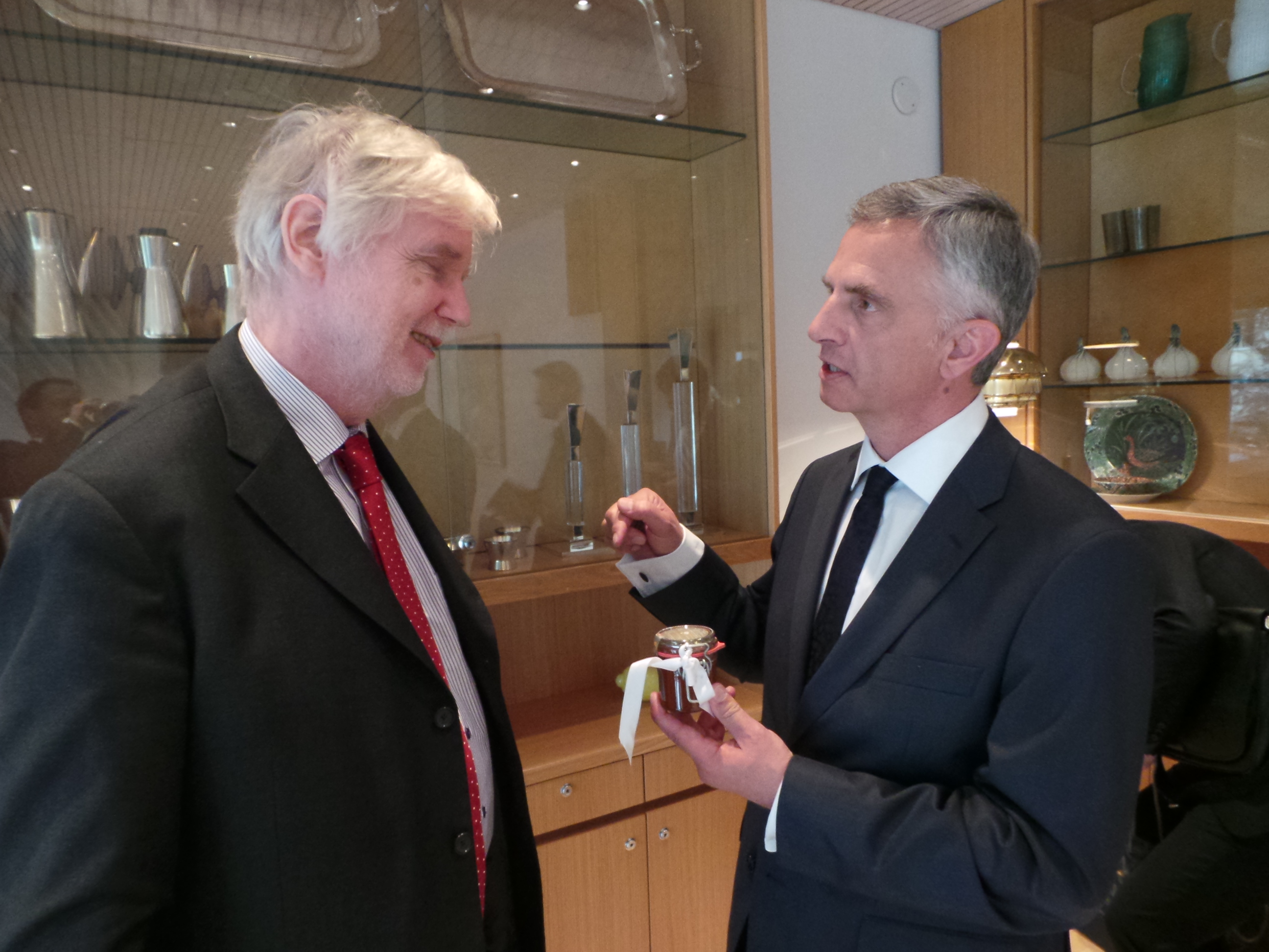 President of the Confederation Didier Burkhalter in discussion with Finnish Minister of Foreign Affairs Erkki Tuomioja.