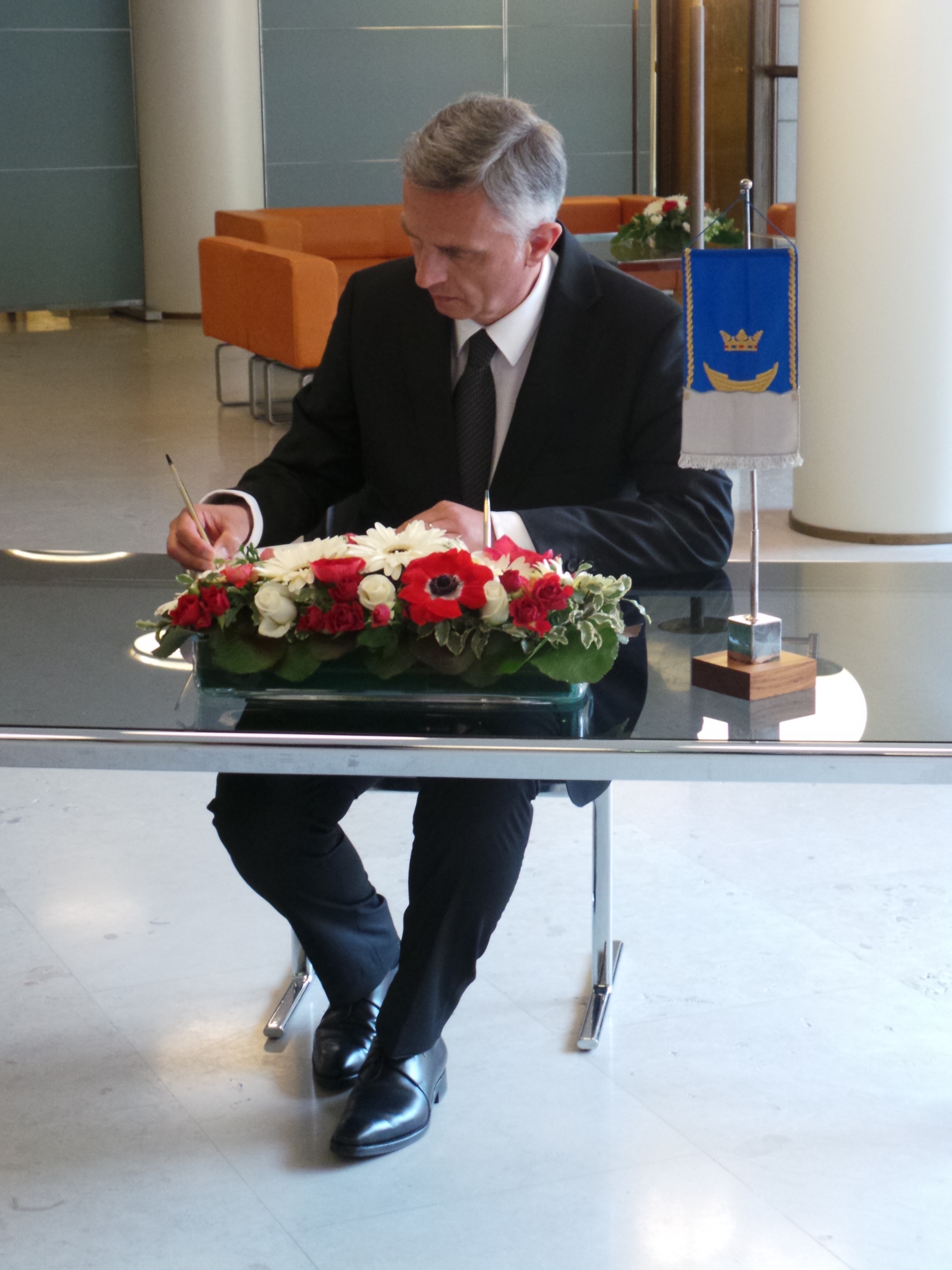 Didier Burkhalter enters his name in the Golden Book of the city of Helsinki. 