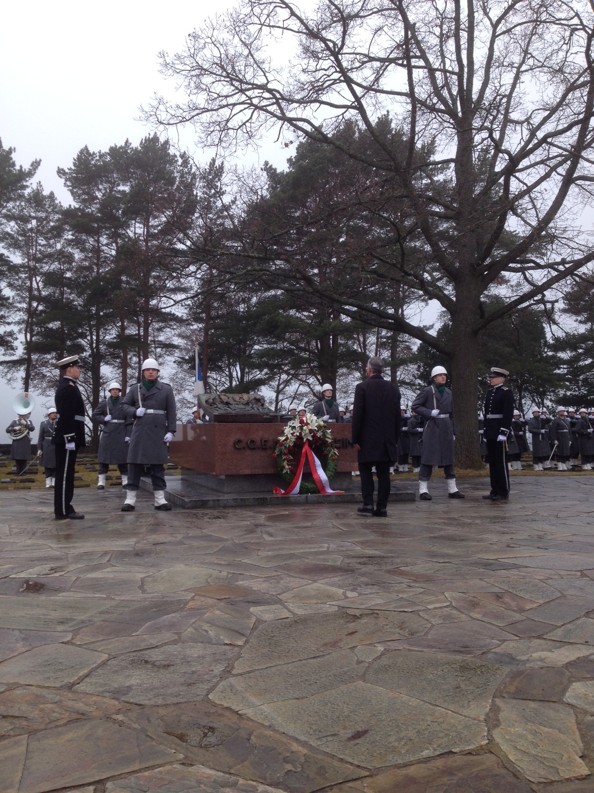 Bundespräsident Burkhalter am Grab des ehemaligen finnischen Staatspräsidenten und früheren Oberbefehlshabers der finnischen Armee Carl Gustav Mannerheim.