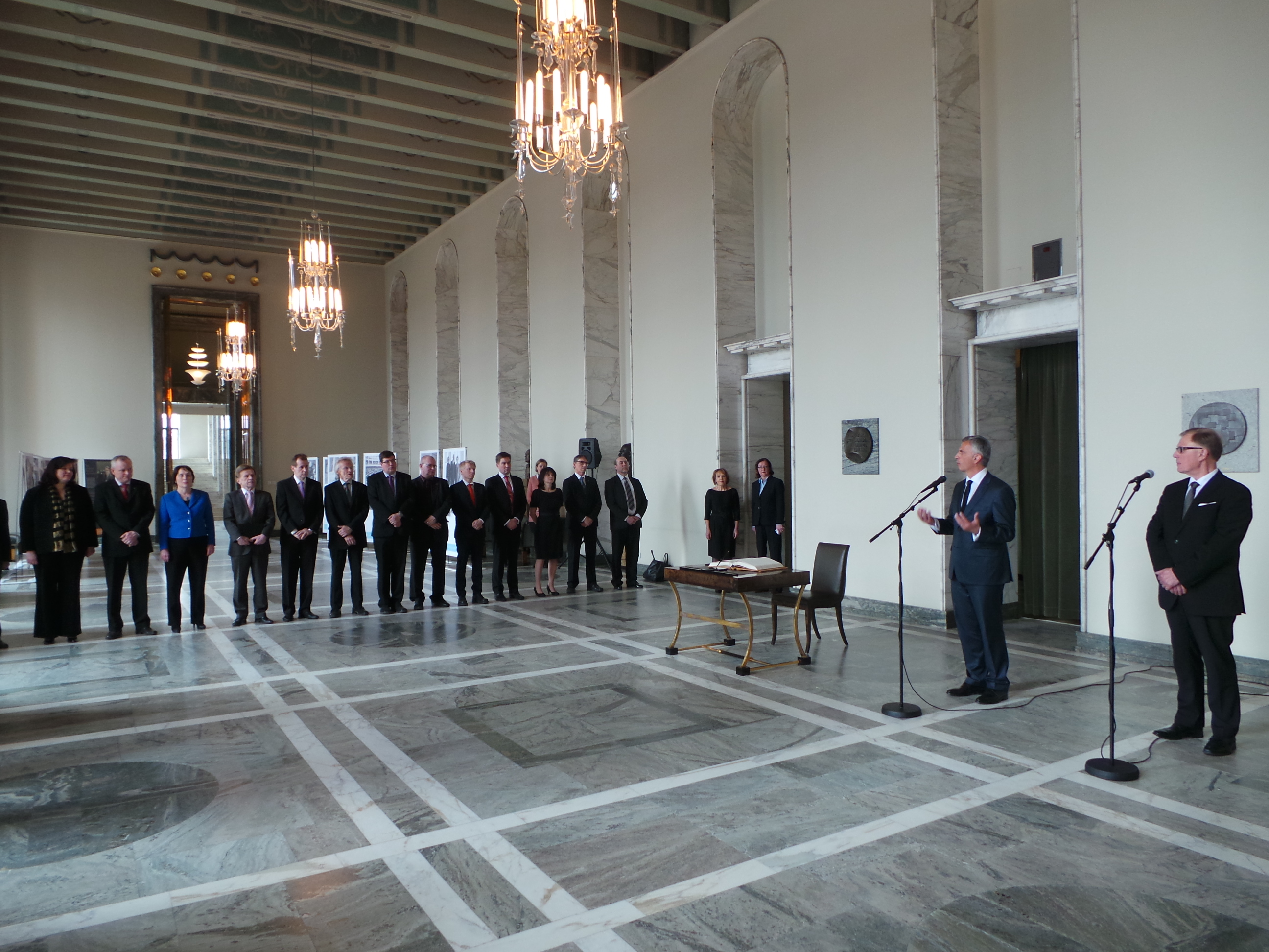 Didier Burkhalter discute avec des membres du Parlement finlandais à Helsinki.