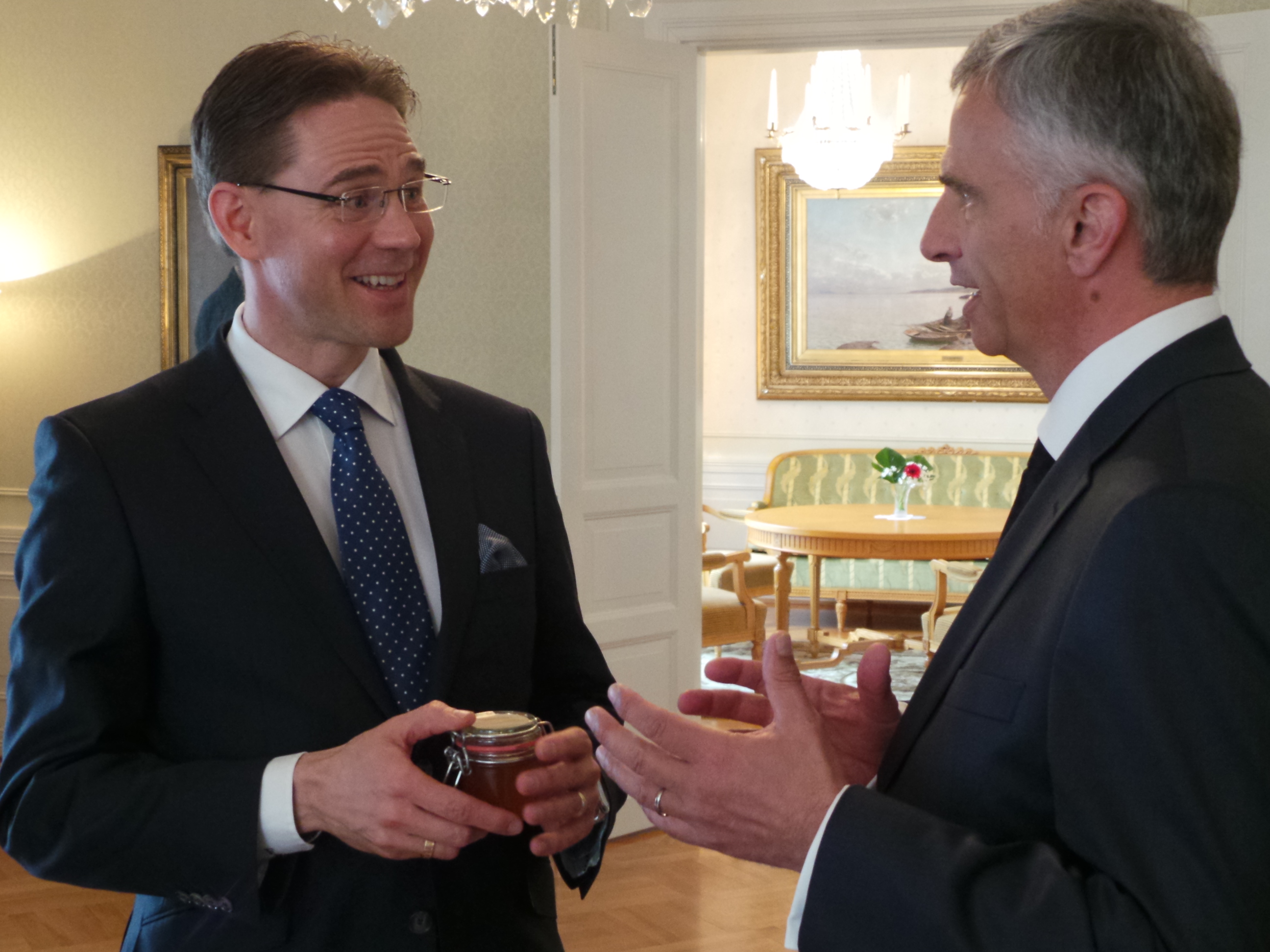 Didier Burkhalter spricht mit dem finnischen Premierminister Jyrki Katainen.